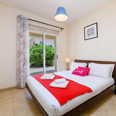 Blue Water Bay Villas Paralímni Eksteriør bilde