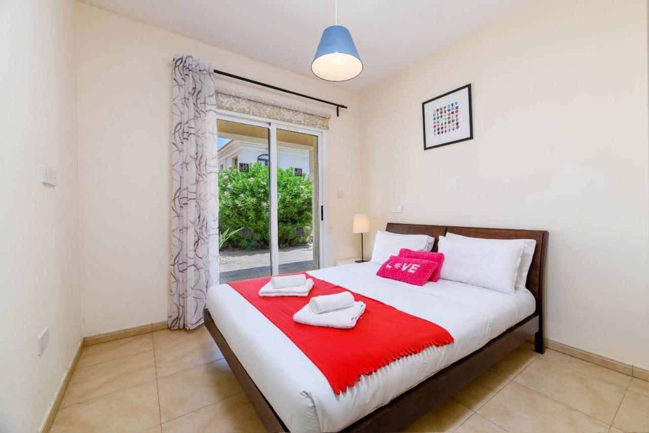 Blue Water Bay Villas Paralímni Eksteriør bilde