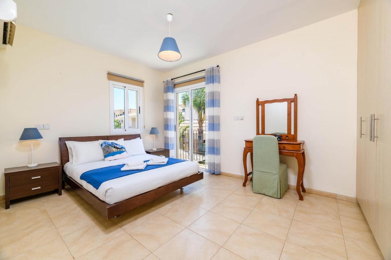Blue Water Bay Villas Paralímni Eksteriør bilde