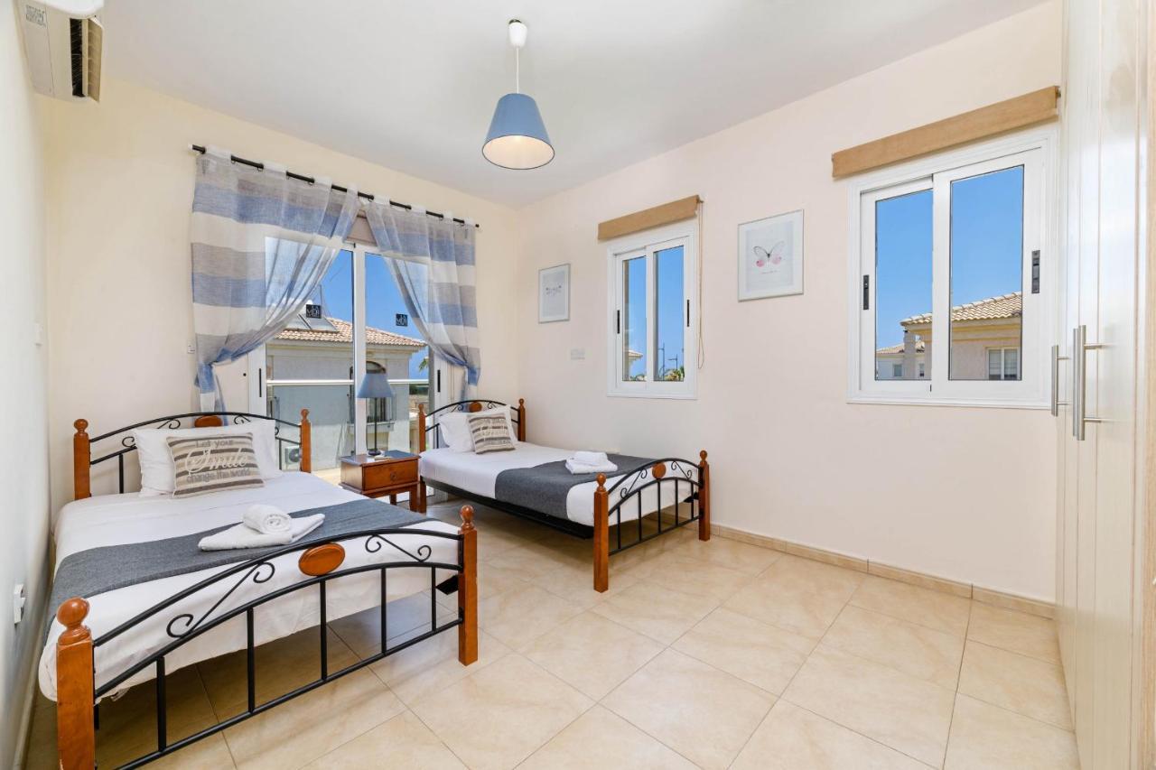 Blue Water Bay Villas Paralímni Eksteriør bilde