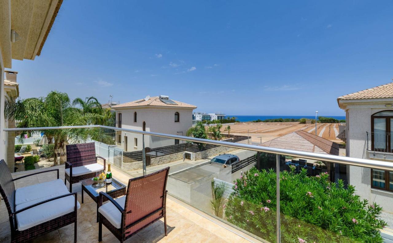 Blue Water Bay Villas Paralímni Eksteriør bilde