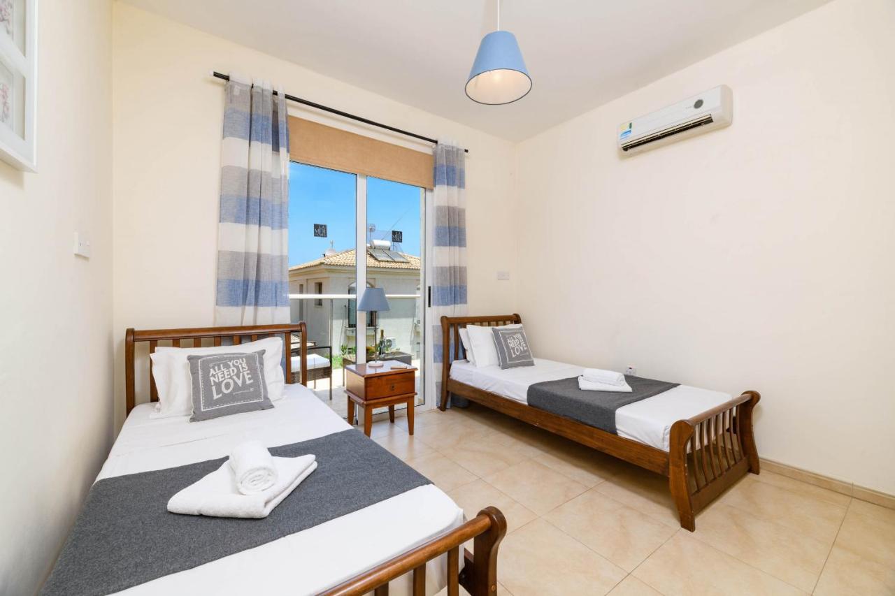 Blue Water Bay Villas Paralímni Eksteriør bilde