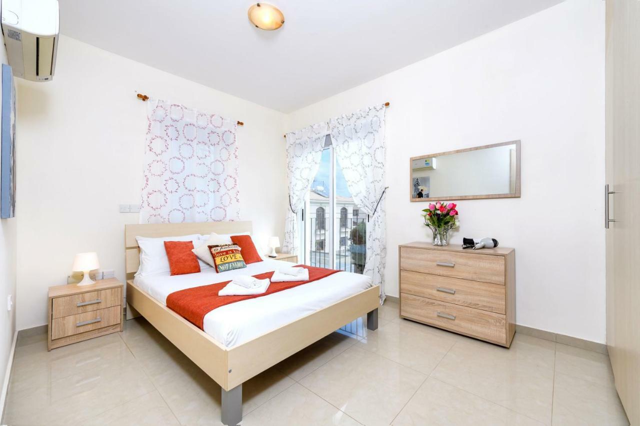 Blue Water Bay Villas Paralímni Eksteriør bilde