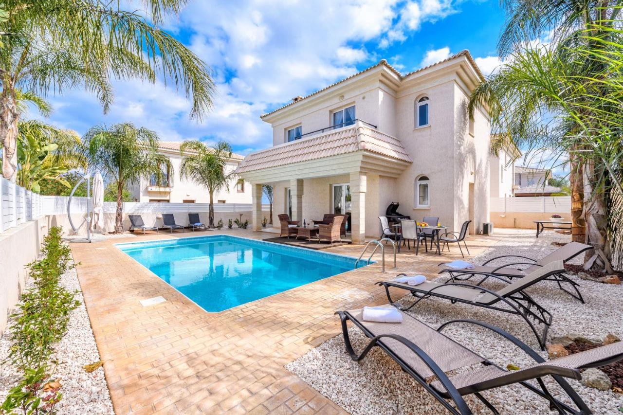Blue Water Bay Villas Paralímni Eksteriør bilde